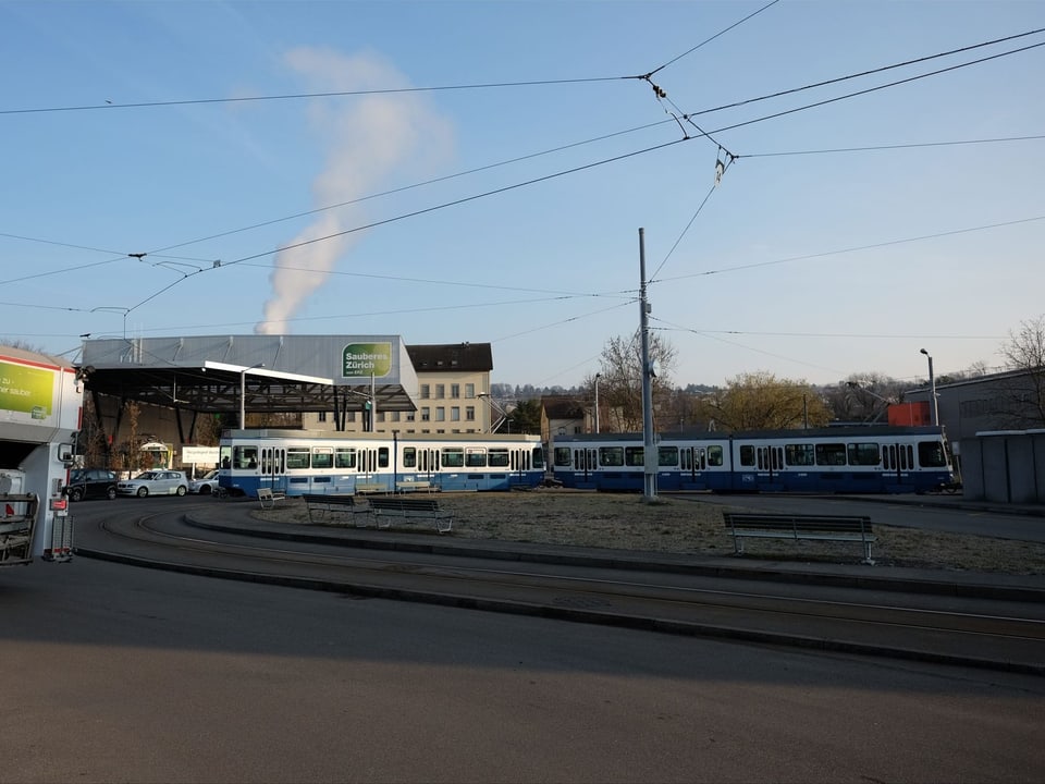 Ein blau-weisses Tram, im Hintergrund links im Bild die Entsorgungsstelle.