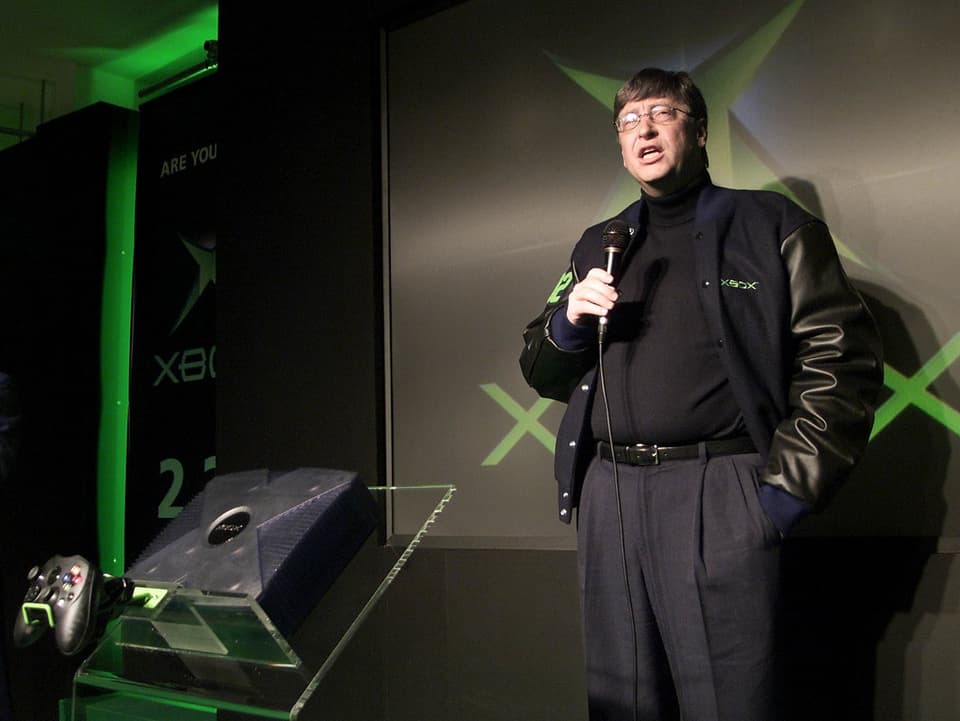 Bill Gates bei der Präsentation der Microsoft-Spielkonsole X-Box im Februar 2002 in Japan.