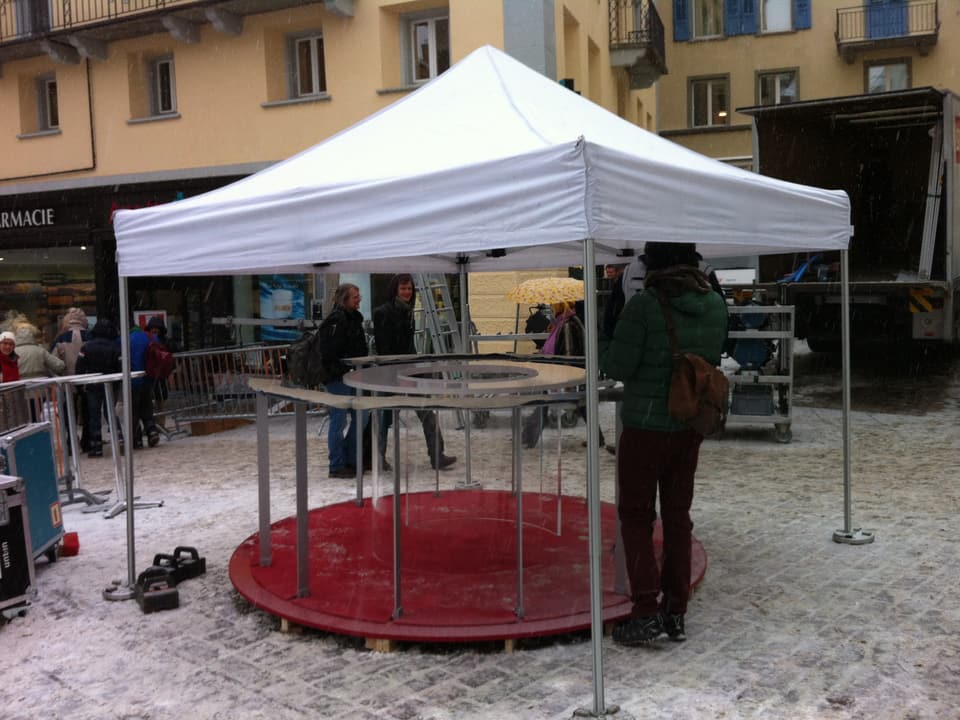 Aufgebaut wird bereits einen Tag vor der Sendung. Damit der Tisch nicht zugeschneit wird, kriegt er zum Schutz ein Zelt.
