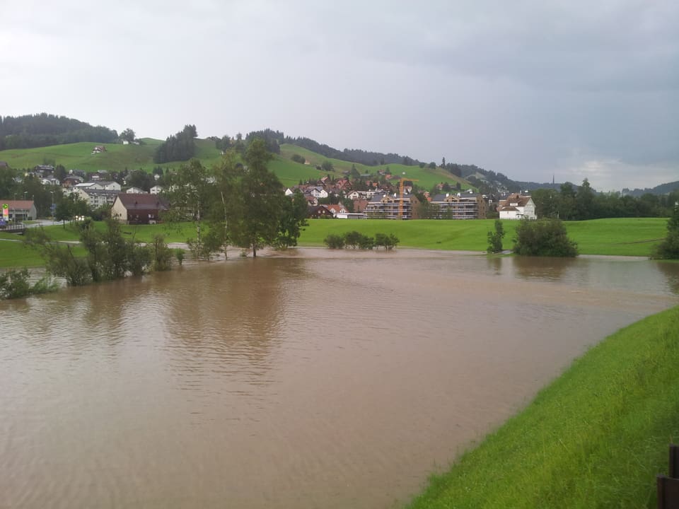 Gais AR Grosse Mulden und Felder sind mit braunem Wasser überflutet.