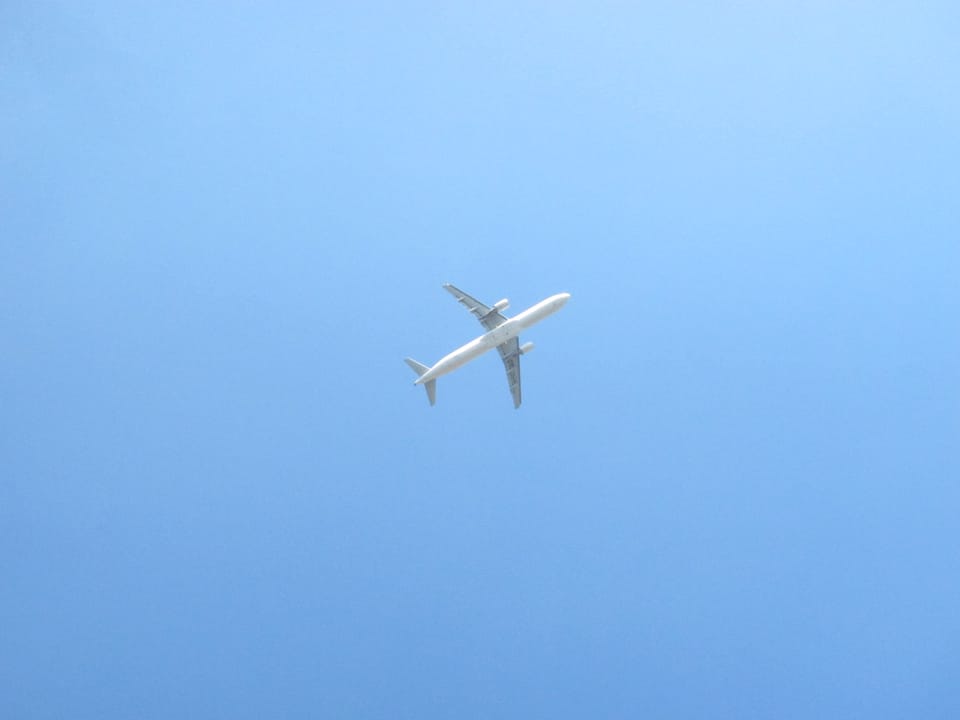 Ein Flugzeug am Himmel.