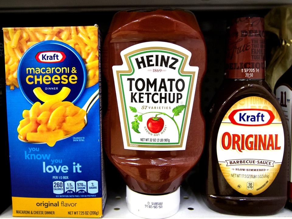 Heinz Ketchup Flasche zwischen Kraft Maccaroni box und Kraft Barbecue Sauce