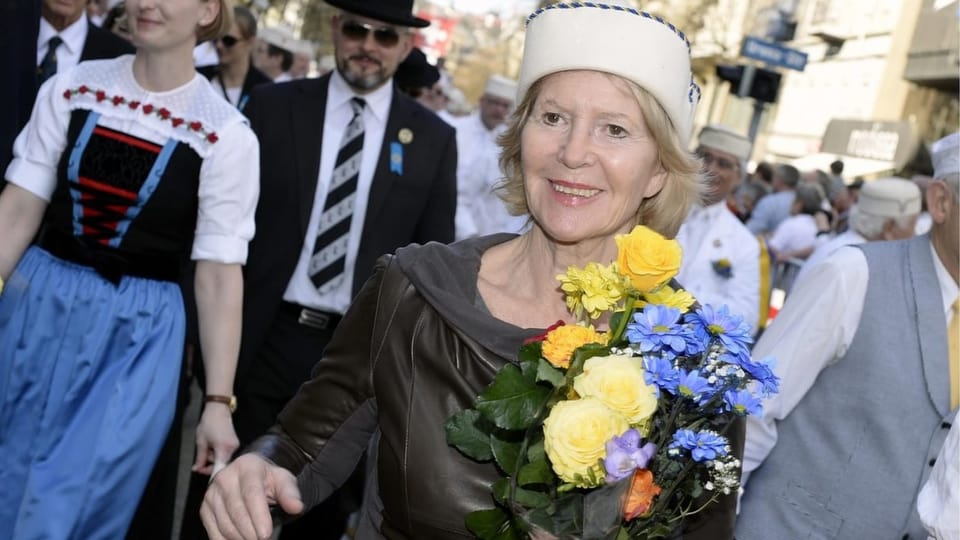 Christiane Hörbiger mit Blumen.