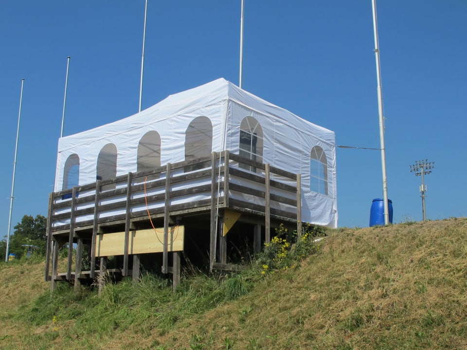 Weissen Festzelt, das im Stadion des FC Aarau künftig zur Verpflegung der einheimischen Fans dient. 