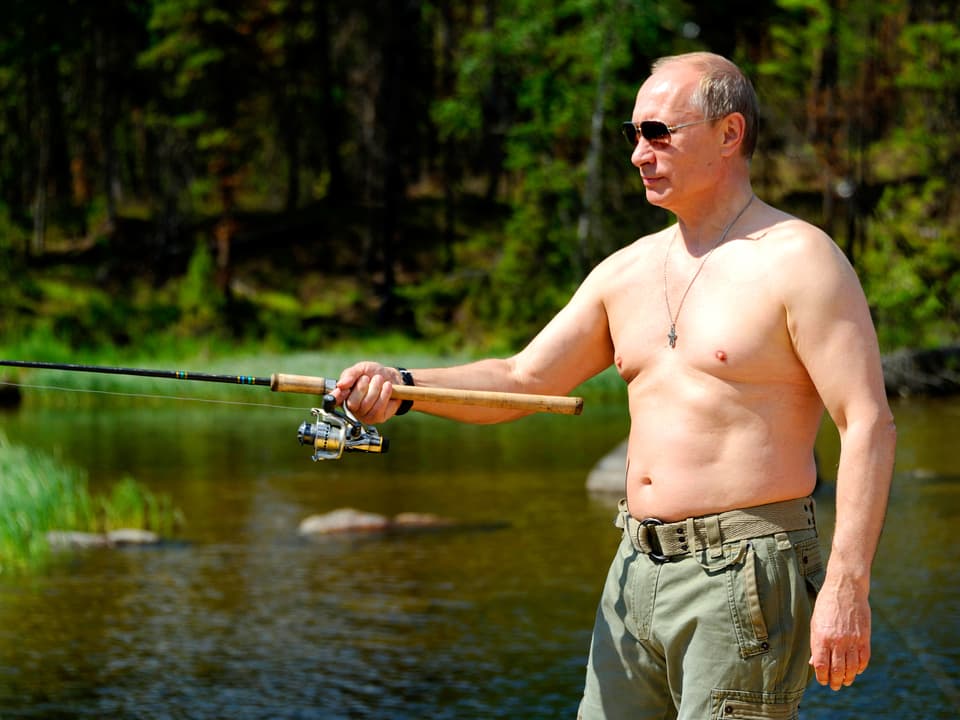 Putin steht mit nacktem Oberkörper an einem Fluss und fischt (26.7.13).