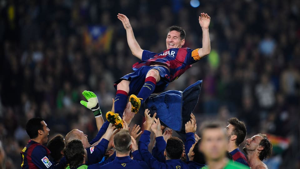 Lionel Messi wird von seinen Mitspielern nach der Partie auf Händen getragen