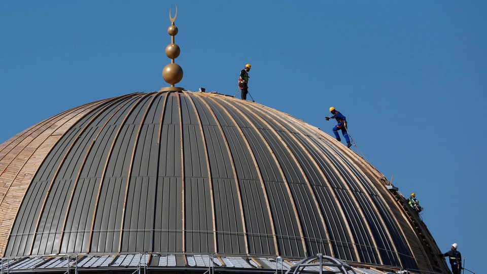 Bauarbeiter auf Kuppel der Moschee