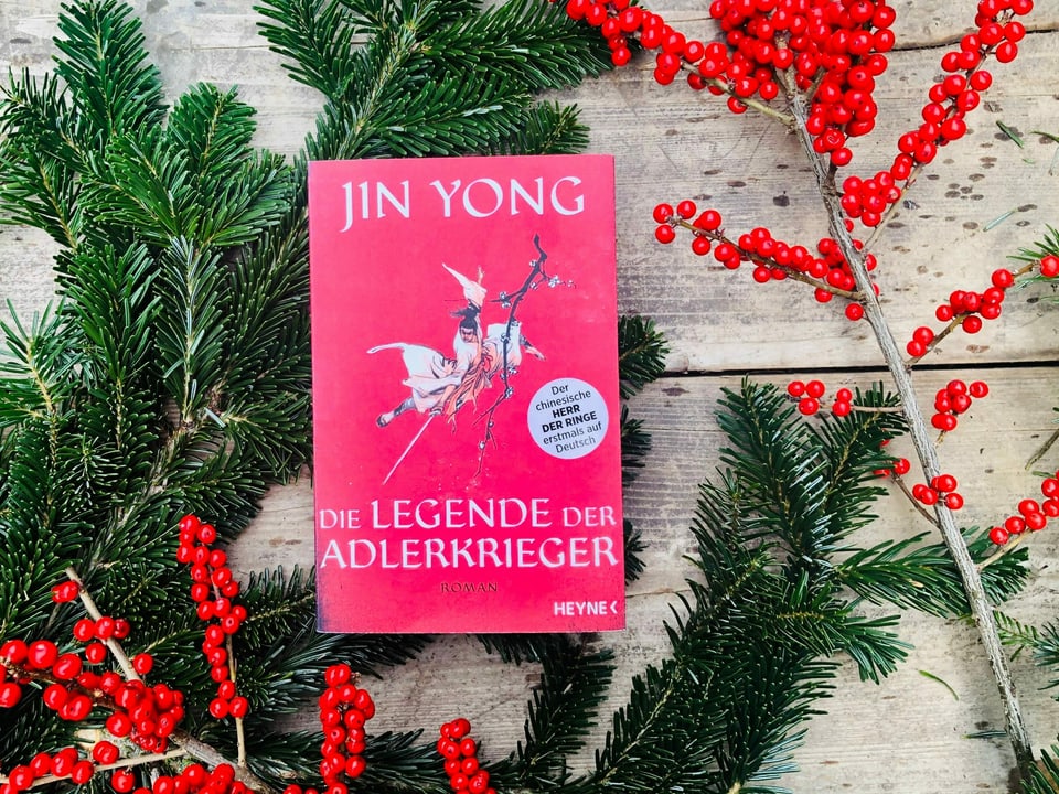 «Die Legende der Adlerkrieger» von Jin Yong liegt auf Weihnachtsdekoration