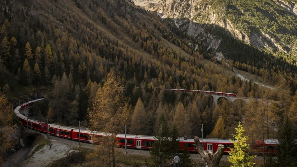 Der längste Personenzug der Welt unterwegs zum Ziel in Alvaneu GR.