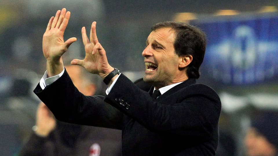 Massimiliano Allegri gibt den Spielern Handzeichen