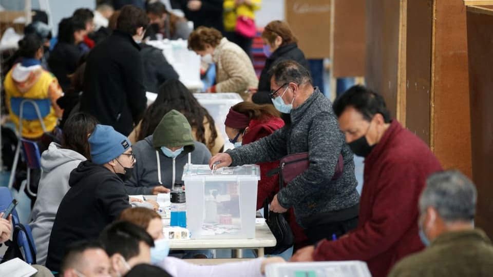 Menschen in Chile stimmen ab