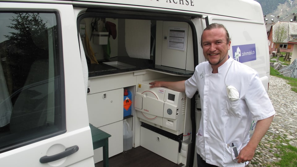Michael Keller vor seiner mobilen Sterilisationsanlage an der Seitentür seines VW-Busses.
