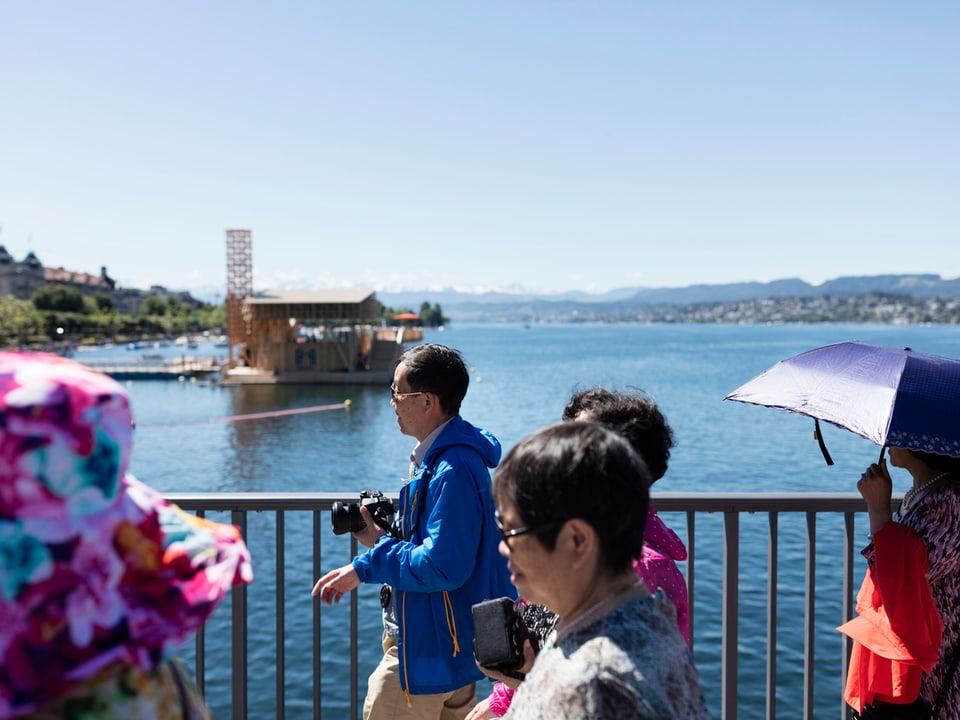 Chinesische Touristen am Zürichsee
