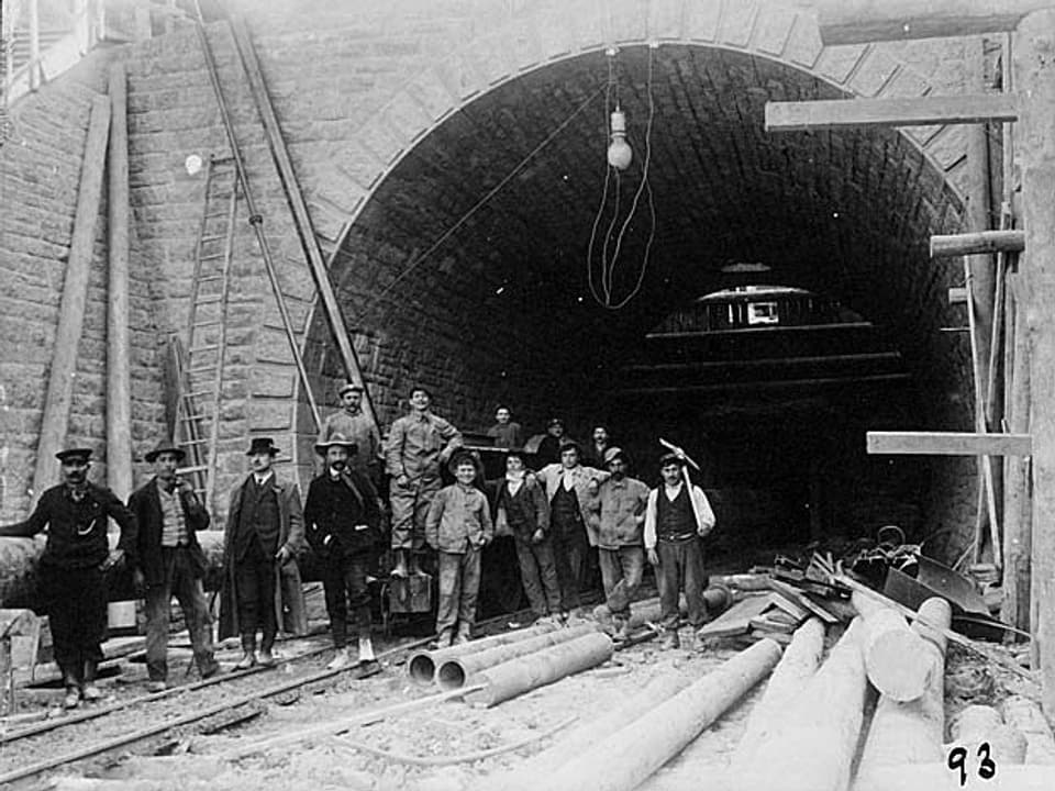 Arbeiter vor dem Nordportal des Tunnels in Tecknau.