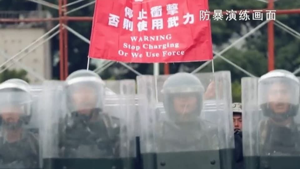 Ausschnitt aus Propaganda-Video zeigt Soldaten in Vollmontur gegen Demonstranten