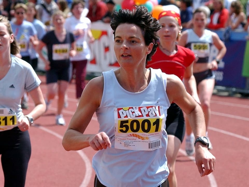 Ruth Metzler rennend am Frauenlauf in Bern.