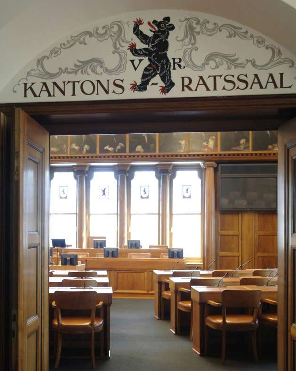 Eingang zum Kantonsratssaal in Herisau lässt Blick auf Holzstühle frei