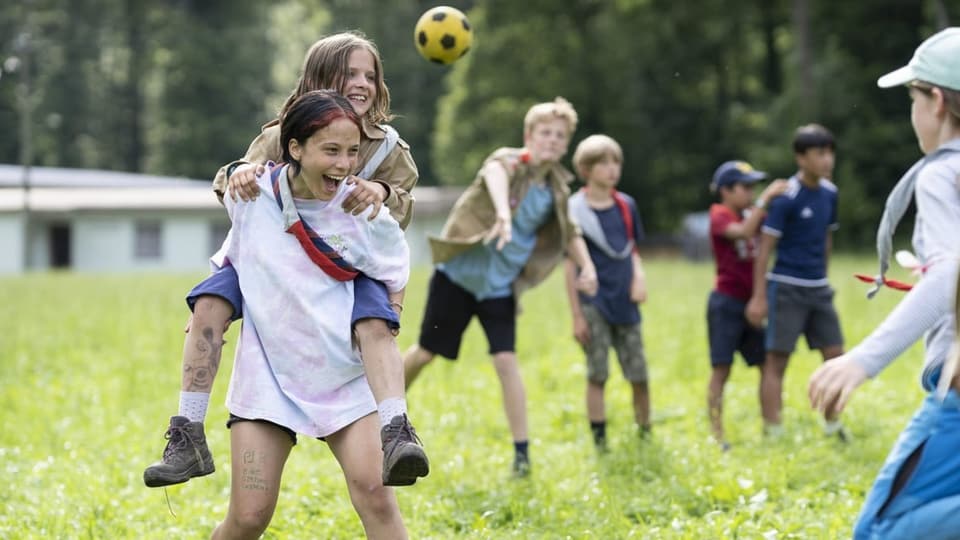 Kinder in Pfadiuniform beim Ballspiel.