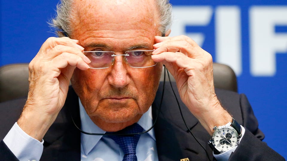 Sepp Blatter fasst sich an die Brille