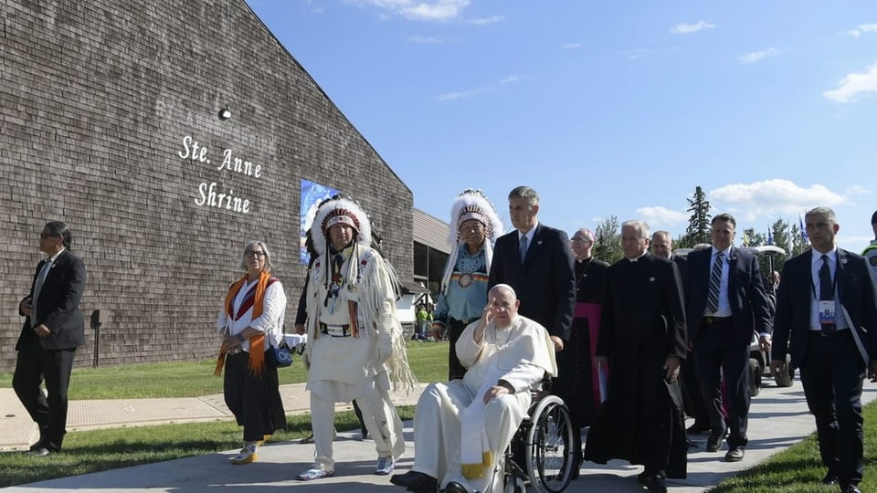 Papst Franziskus im Rollstuhl, winkend