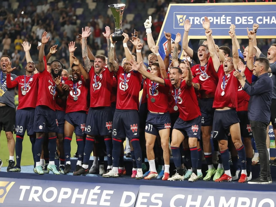 Mannschaft des OSC Lille jubelt nach der Pokalübergabe.