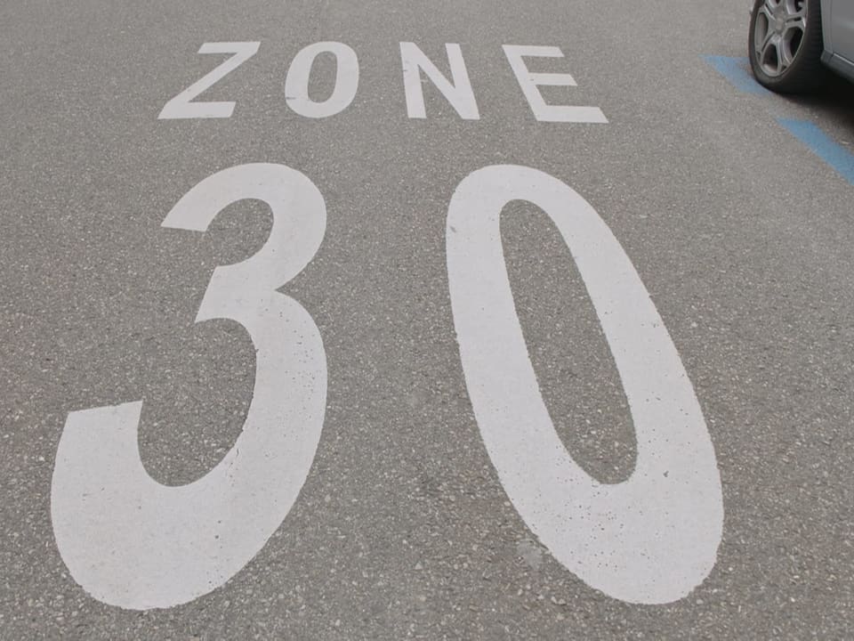 Strasse mit Aufschrift Zone 30.