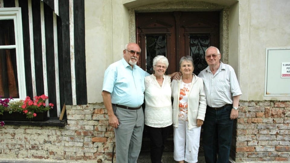 Vier ältere Menschen vor Hauseinang