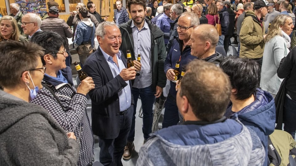 Samih Sawiris umkreist von der Seedorfer Bevölkerung.