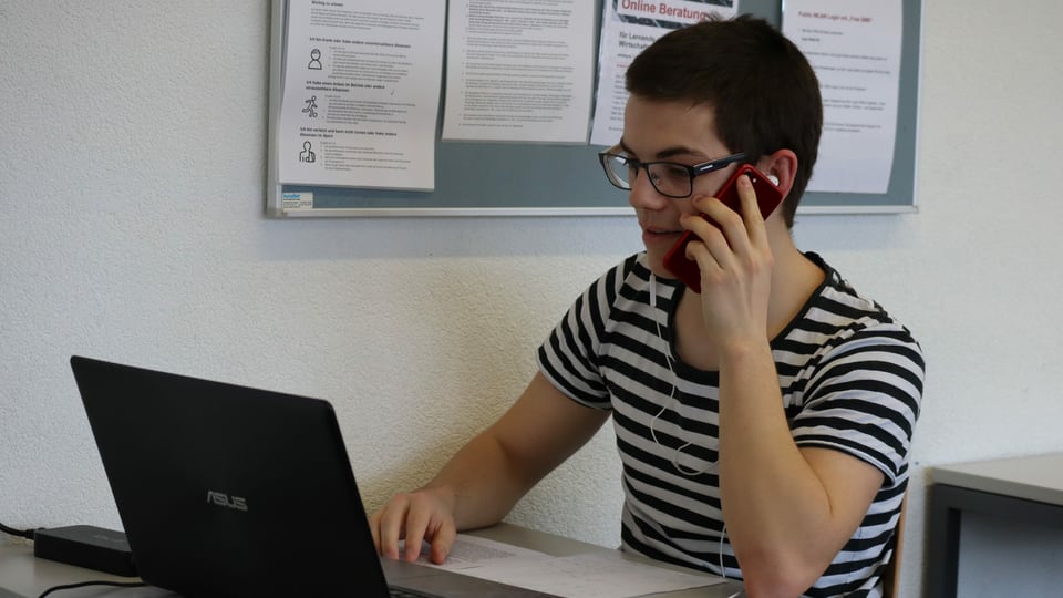 Julian interessiert sich für die Arbeit im SRF-Newsroom ...