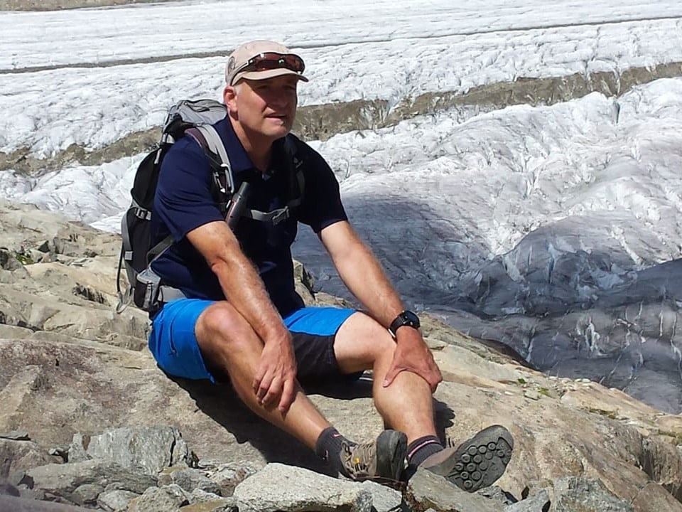 Marcel Hähni sitzt am Rand eines Gletschers