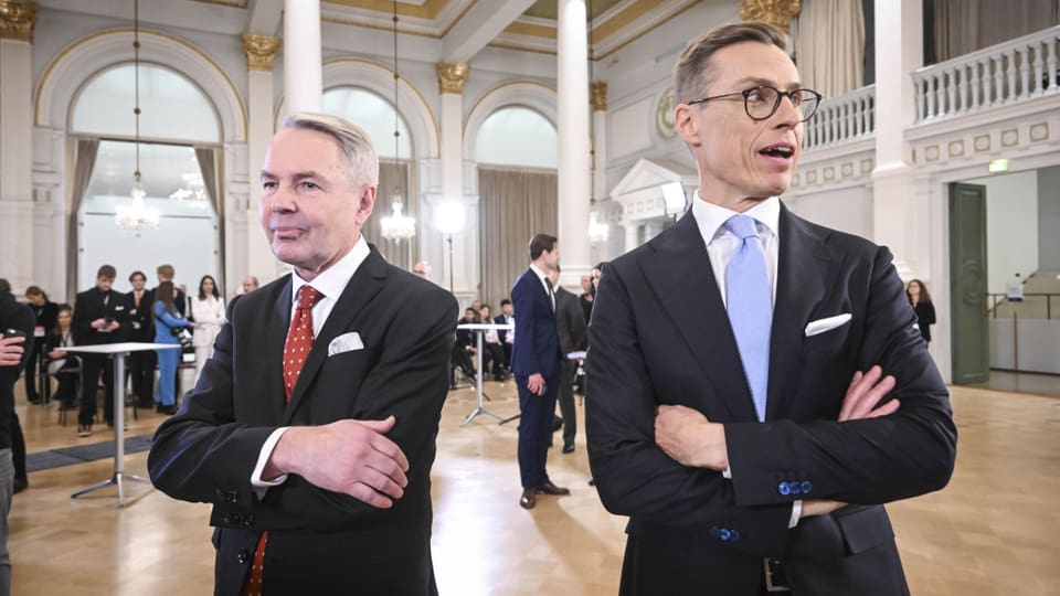 Alexander Stubb und Pekka Haavisto stehen während der Präsidentschaftswahl in Helsinki nebeneinander.