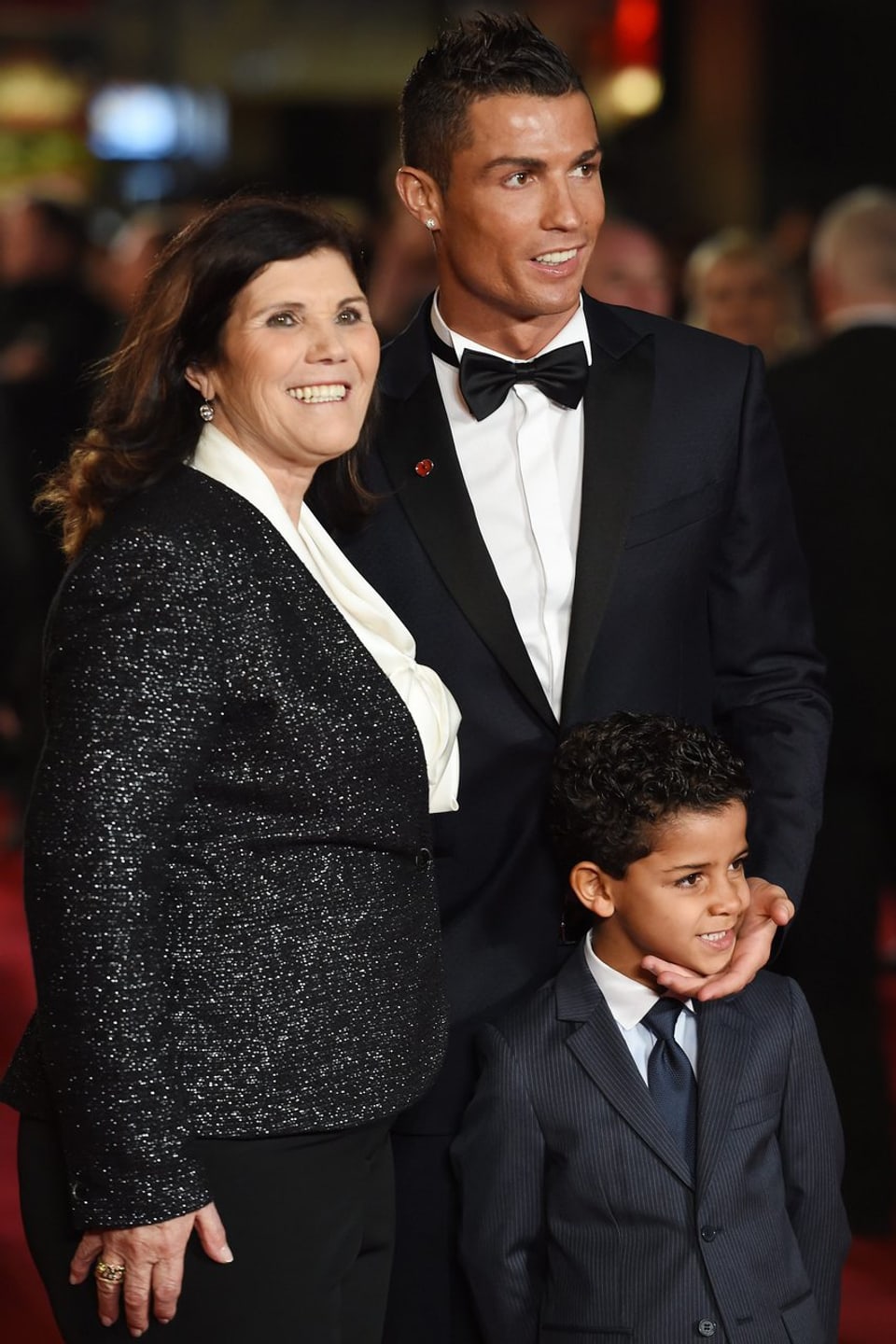 Ronaldo mit Mutter und seinem Sohn auf dem roten Teppich