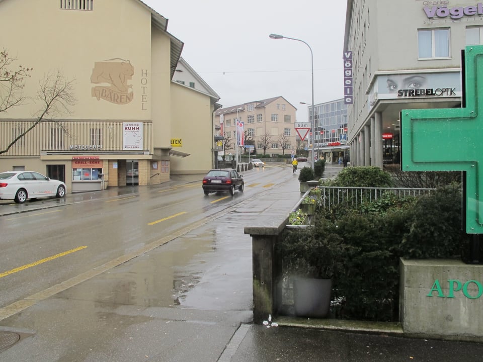 Blick in die Zentralstrasse von Wohlen mit verschiedenen Geschäften