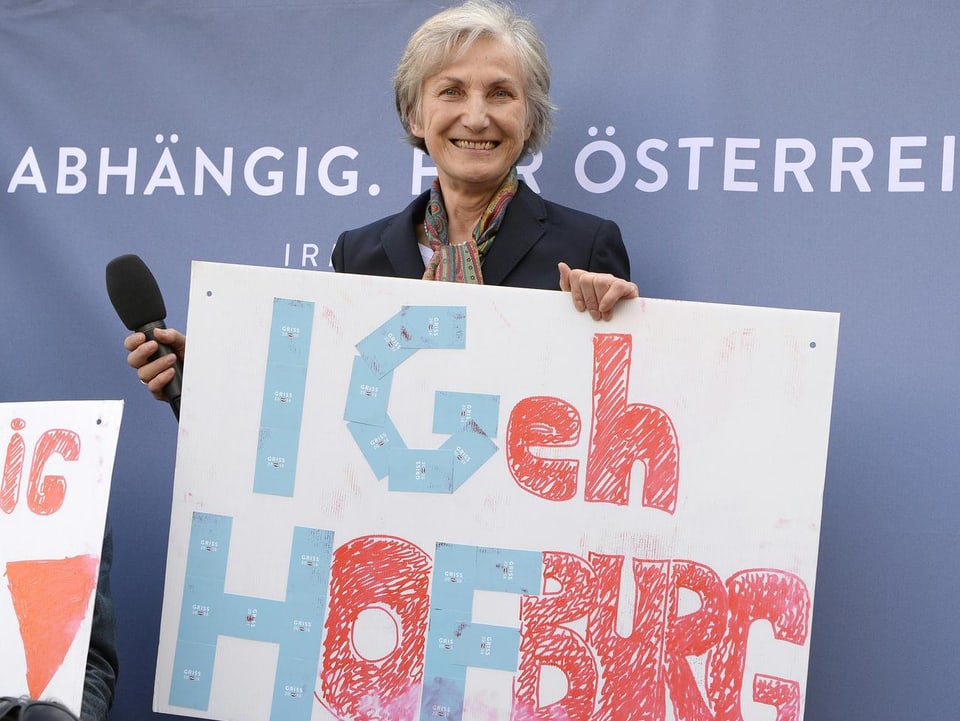 Irmgard Griss hält ein Plakat mit der Aufschrift «I geh Hofburg» in der Hand.