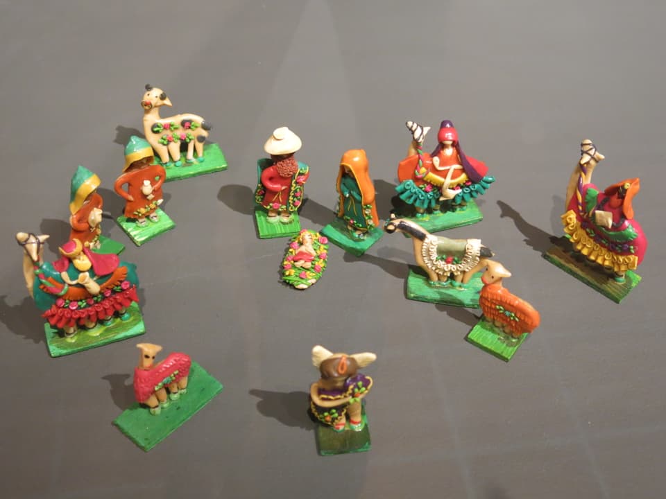Diese Krippenfiguren aus Salzteig stammen aus Ecuador.