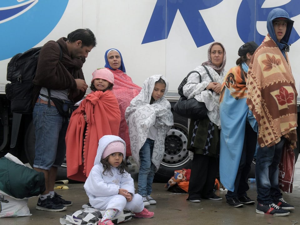 Flüchtlinge an österreichischem Bahnhof. 