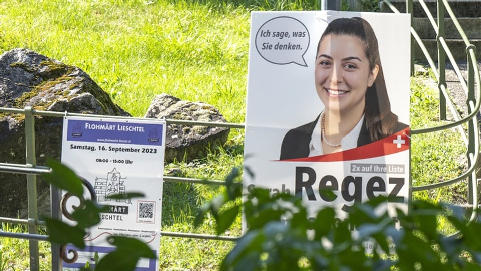 Wahlplakat für Sarah Regez (SVP) hängt an einem Zaun.