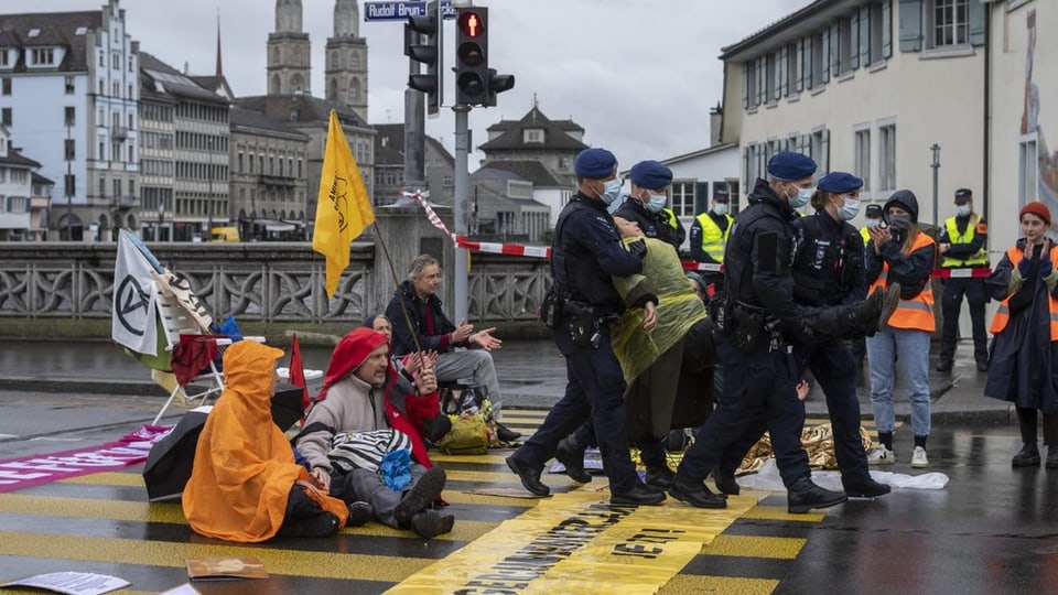 Polizisten verhaften Personen der Klimaorganisation «Extinction Rebellion» auf der Strasse in der Zuercher Innenstadt