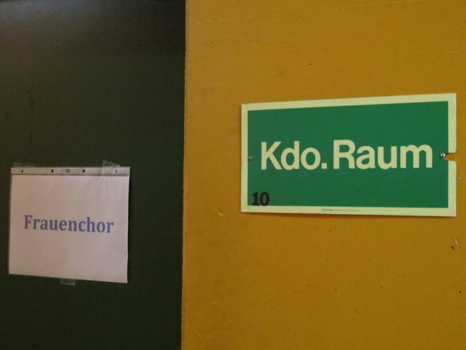 Schilder "Frauenchor" und "Kommandoraum".