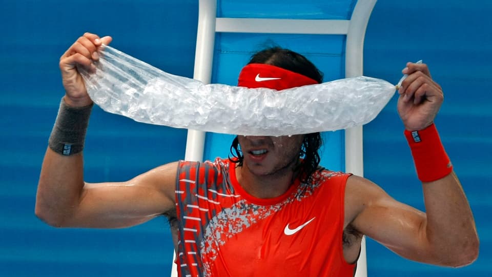 Rafael Nadal mit Eisbeutel.