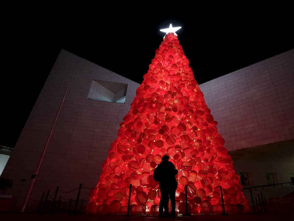 Rot beleuchtete Plastikbehälter bilden den Weihnachtsbaum von Monterrey, Mexiko