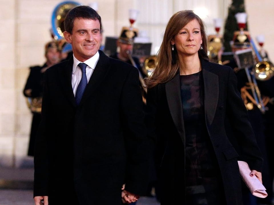 Manuel Valls und seine Partnerin Anne Gravoin Hand in Hand