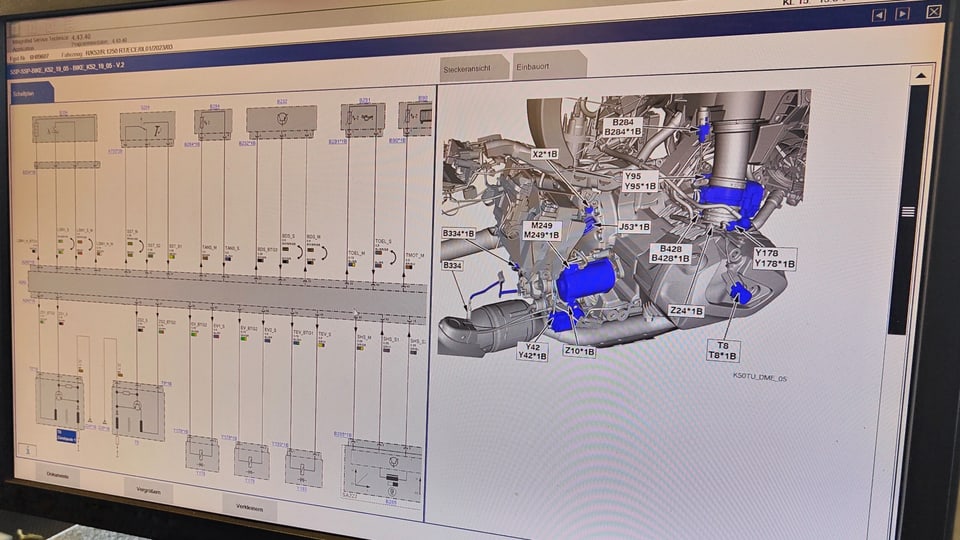 Motorrad-Reparatur per Computerdiagnostik Ein Diagnostik-Computer in einer Motorrad-Werkstatt