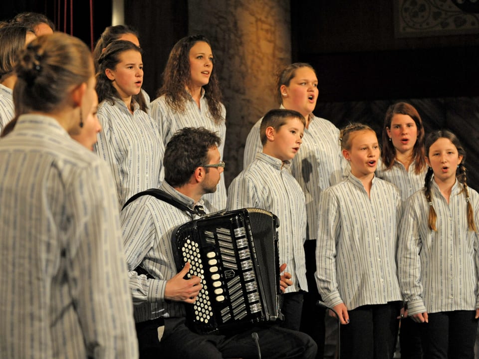 Der Kinderchor wird mit der Handorgel begleitet.