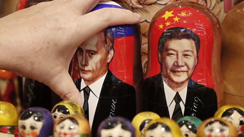 Matrjoschka-Puppen mit dem Antlitz einerseits von Xi, und daneben von Putin.