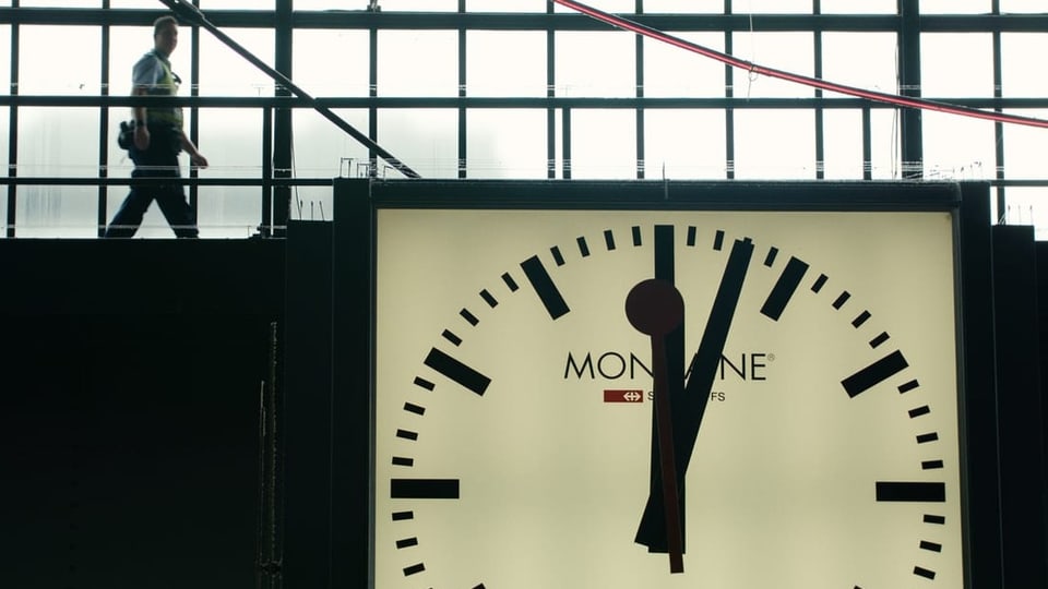 A picture of the huge Zurich train station clock.