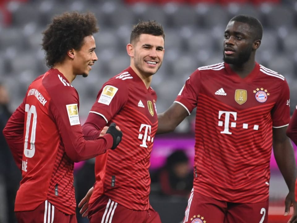 3 Bayern-Spieler auf dem Rasen