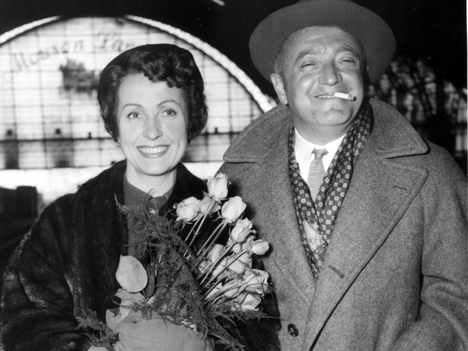 Danielle Darrieux mit dem Regisseur Max Ophüls am 31.3.1954 im Hauptbahnhof in Frankfurt am Main.