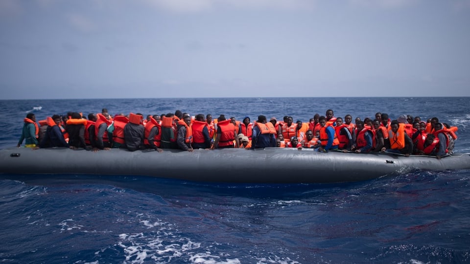Migranten aus Afrika auf Schlauchboot.