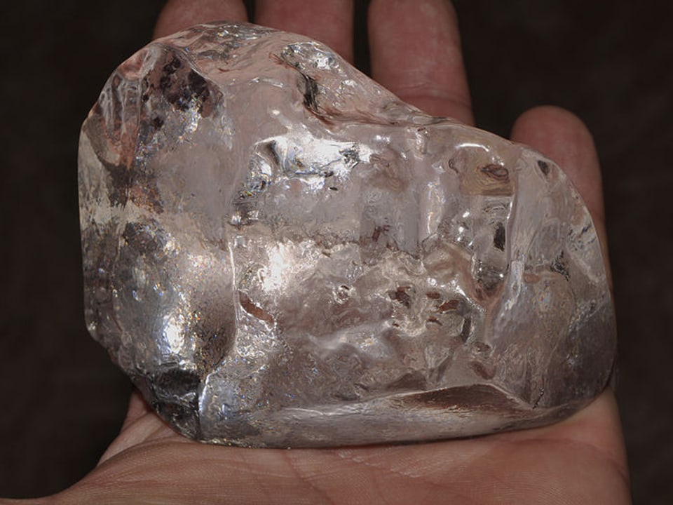 Der Cullinan-Diamant als Nachbildung auf einer menschlichen Hand.